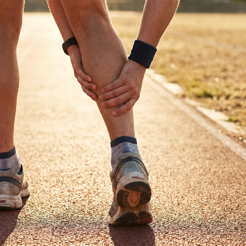 Corredor con dolor de rodilla recurrente durante un entrenamiento de running