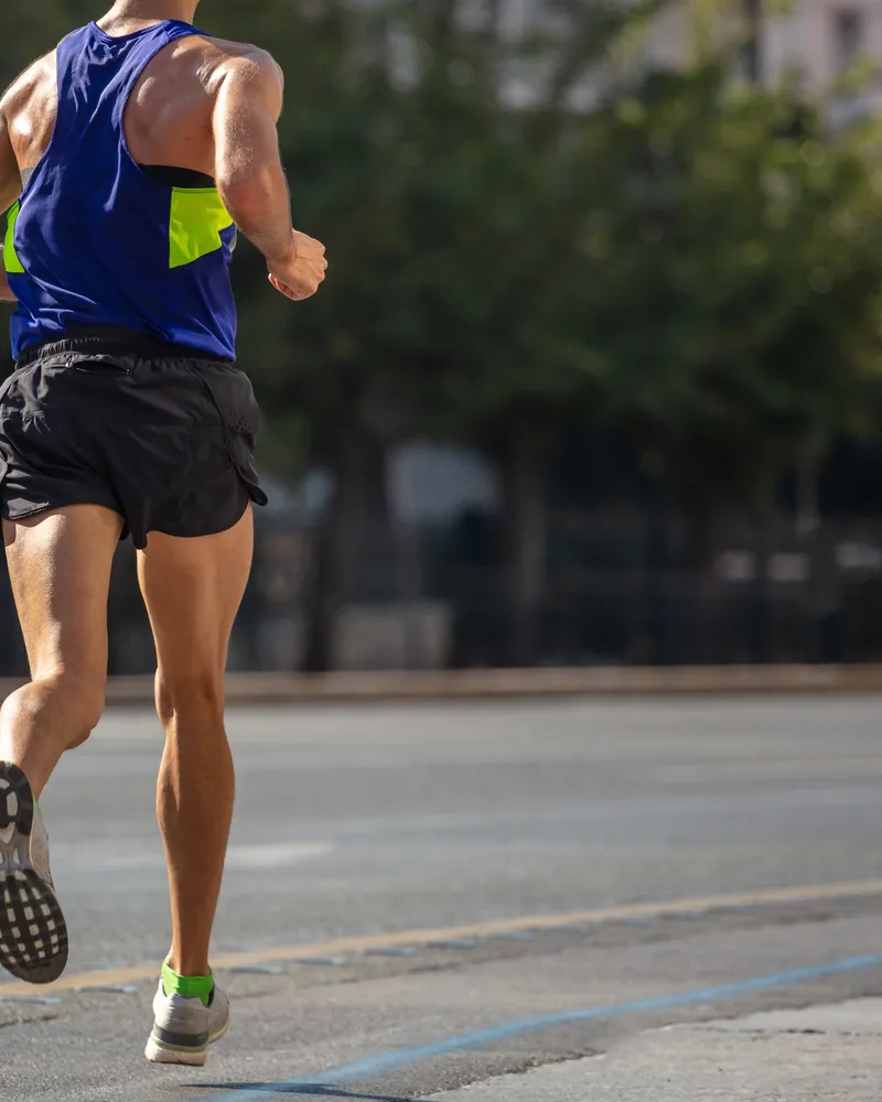 Corredor en la ciudad analizando su pisada al correr