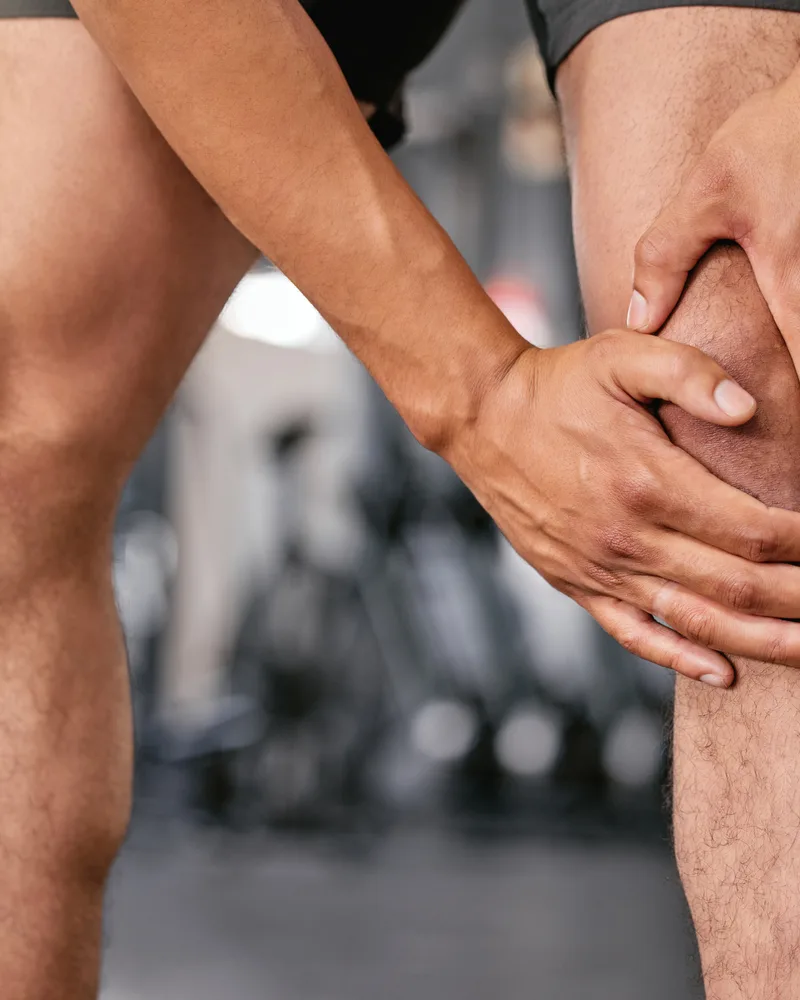 Persona con dolor de rodilla derivado de un mal apoyo