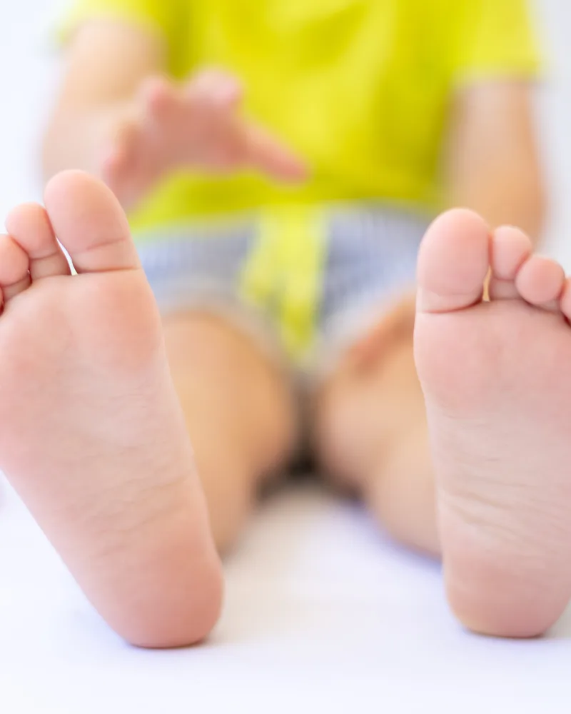 Pies de un niño durante un estudio de la marcha infantil