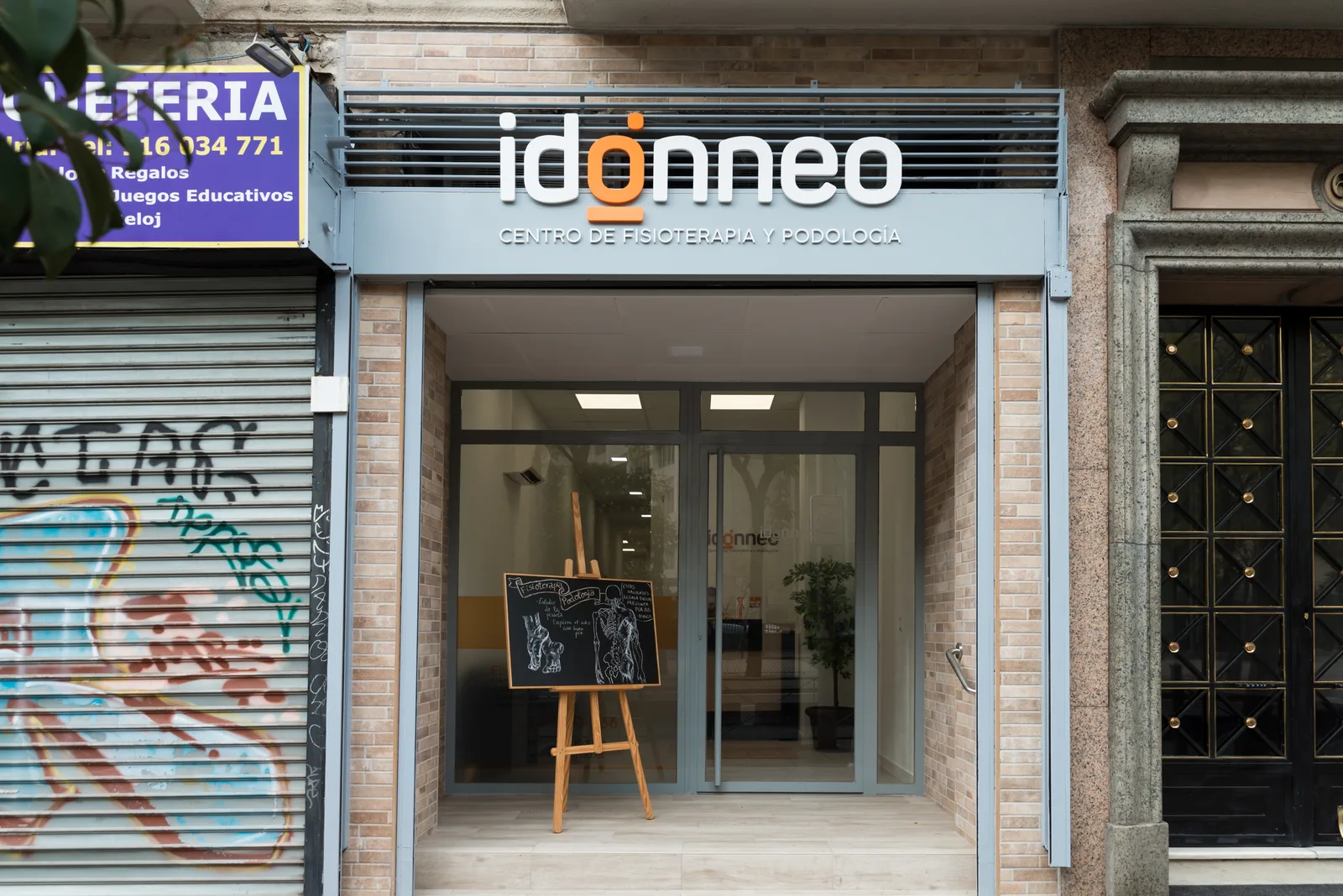 Fachada y entrada de la clínica idónneo en Chamberí, Madrid