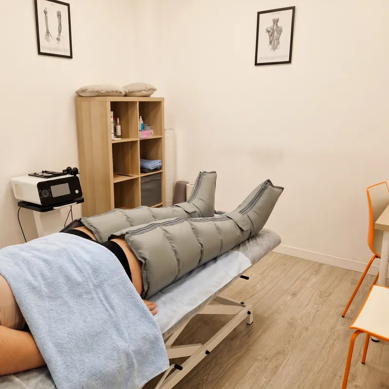 Tratamiento de radiofrecuencia corporal sobre las piernas para abordar la celulitis y la retención de líquidos