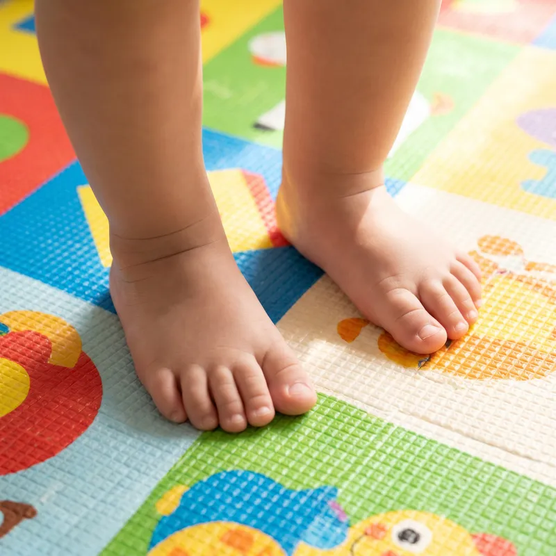 Pies de un niño con pie plano durante un estudio de la pisada infantil en Madrid