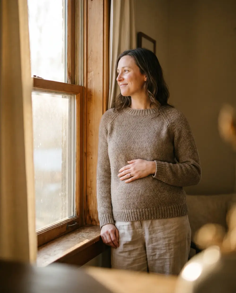 Mujer con la mano en el vientre buscando embarazo, nutrición y fertilidad, nutrición hormonal en Idónneo, Madrid