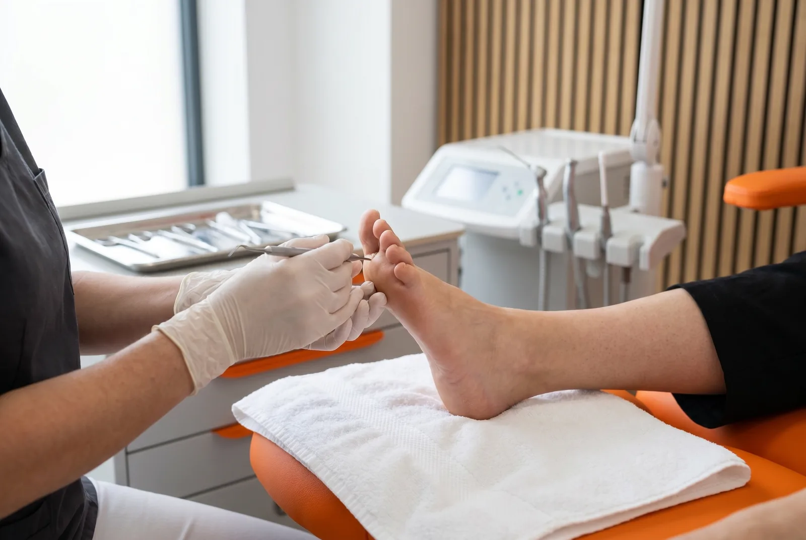 Tratamiento de quiropodia en Idónneo Madrid: eliminación de durezas y callos de los pies